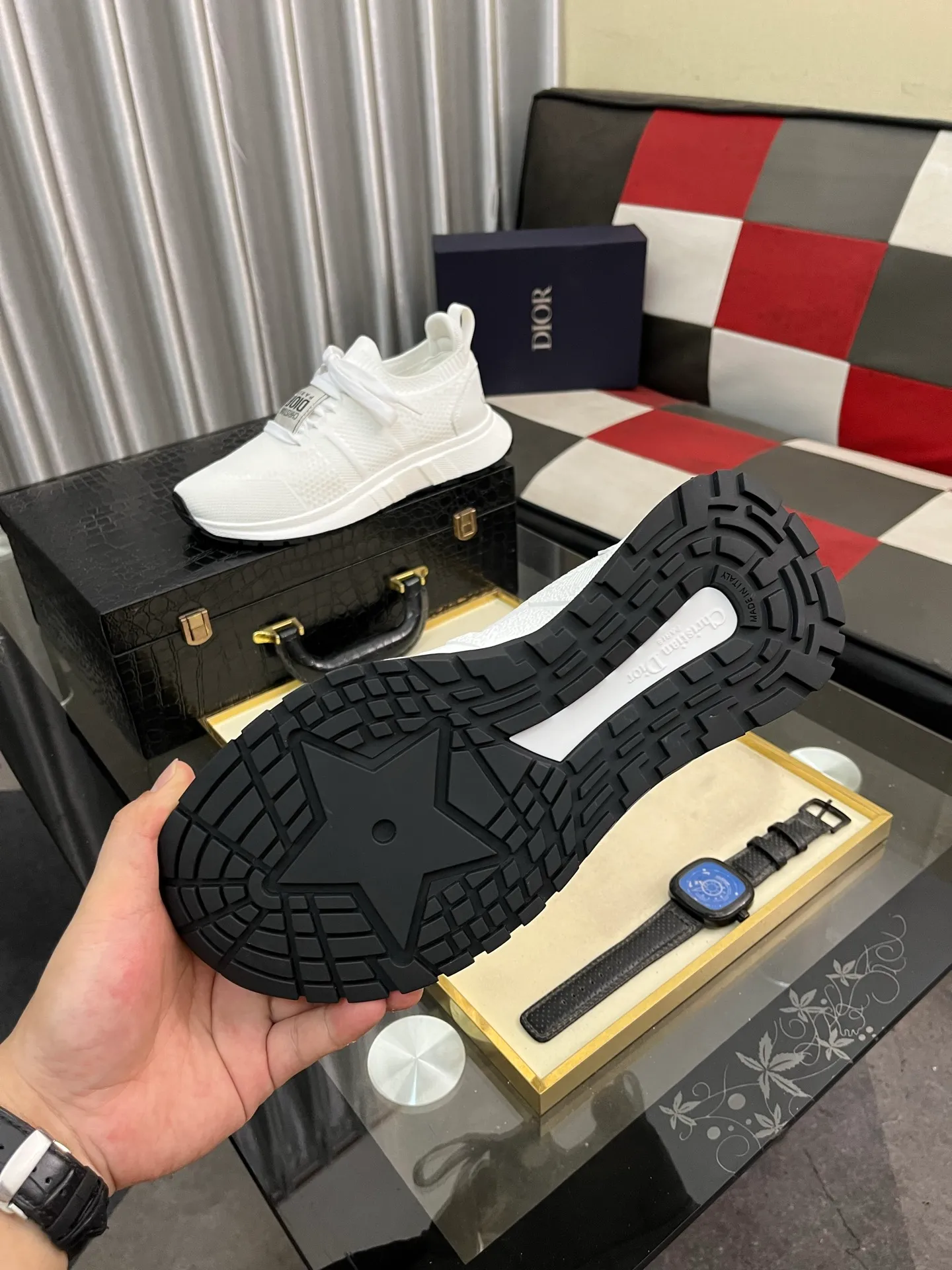 Men's men's shoes 💰400⌚️⌚️Dior unique modern style sneakers. 🏃Casual LeFou original leather😍😍 Yangli (refuses to discolor and rub feet) soles: Original soles specially provided by the original factory, super cool😍 Lace-up to bring wind when walking👍Style design ⚠️Super comfortable and wear-resistant original soles. Code number: 38-443️⃣Colors available